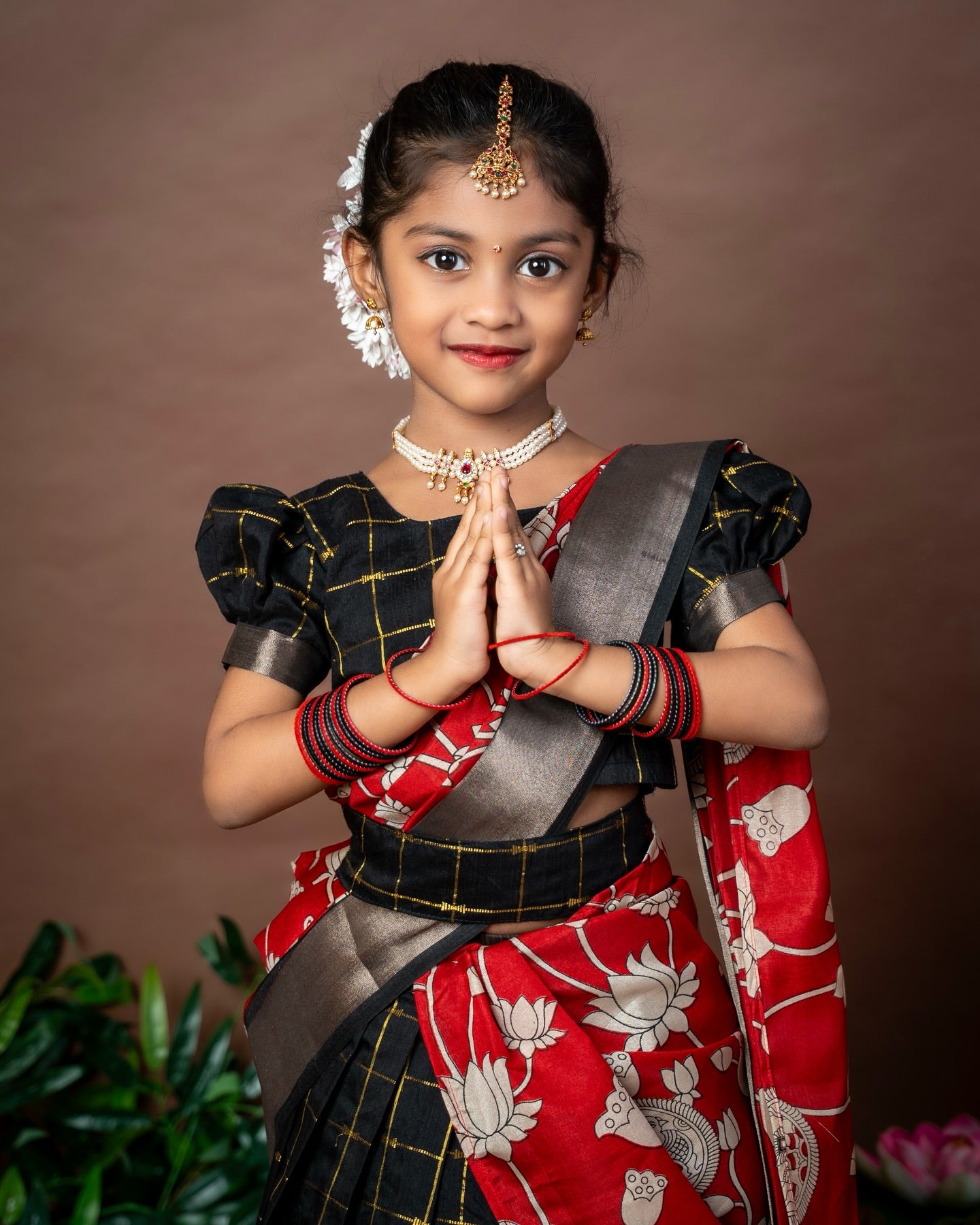 NEELAMBARI – Premium Raw Silk Checked Paavadai Sattai paired with a stunning Kalamkari duppatta with Hipbelt