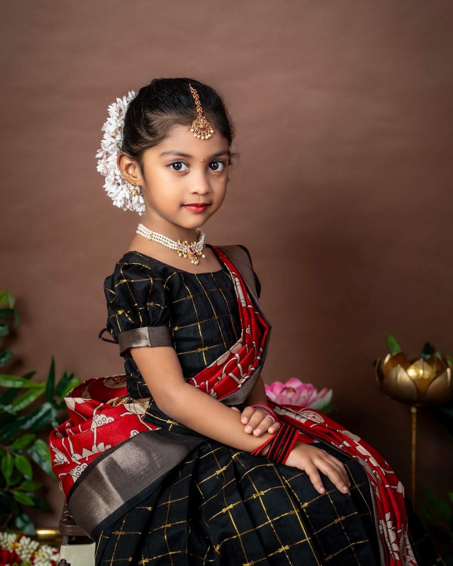 NEELAMBARI – Premium Raw Silk Checked Paavadai Sattai paired with a stunning Kalamkari duppatta with Hipbelt