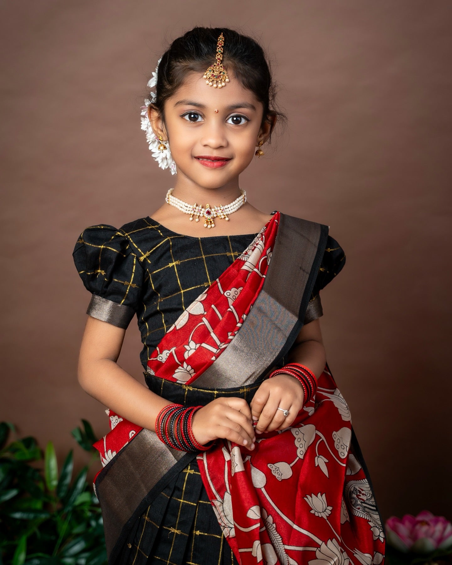 NEELAMBARI – Premium Raw Silk Checked Paavadai Sattai paired with a stunning Kalamkari duppatta with Hipbelt