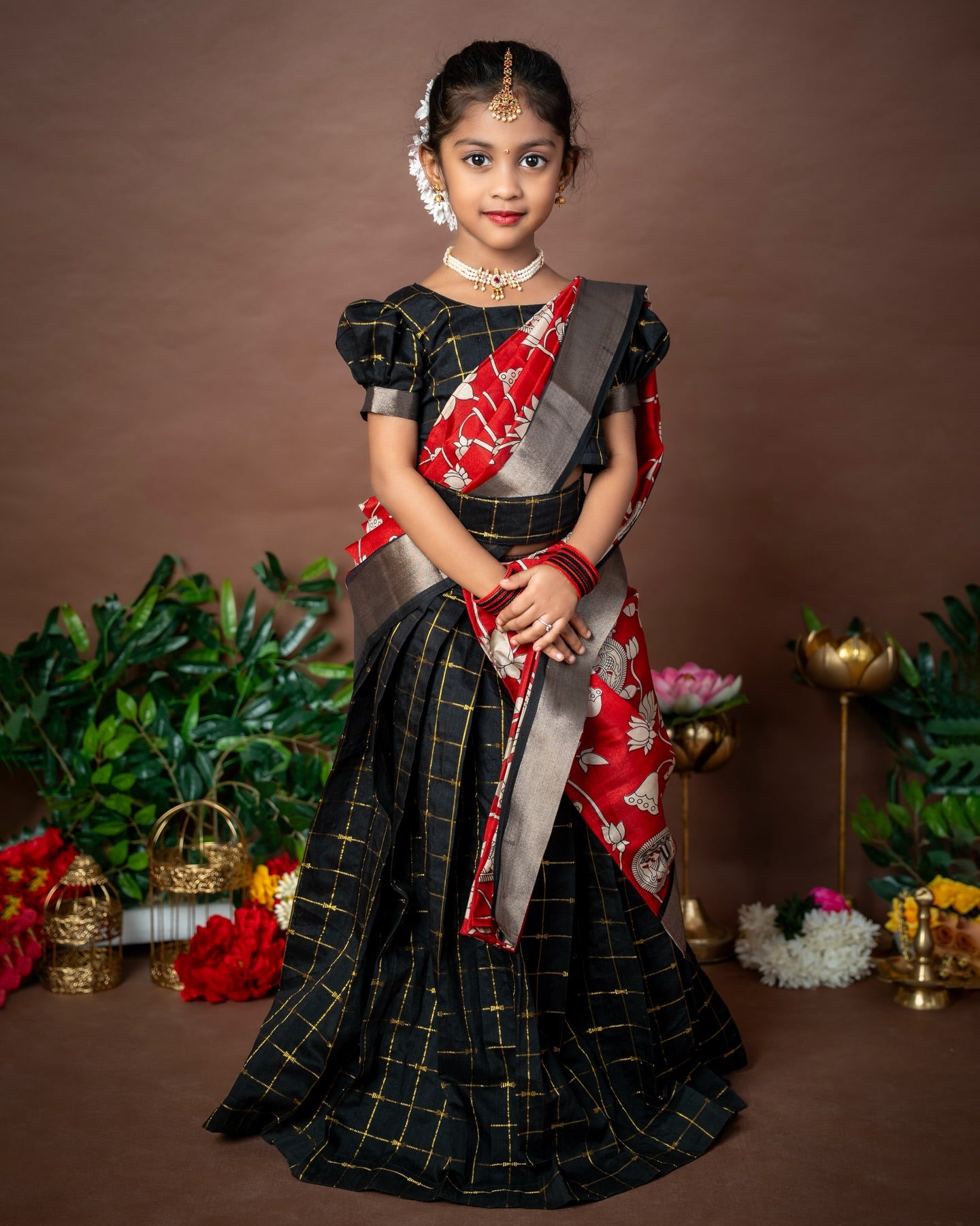 NEELAMBARI – Premium Raw Silk Checked Paavadai Sattai paired with a stunning Kalamkari duppatta with Hipbelt