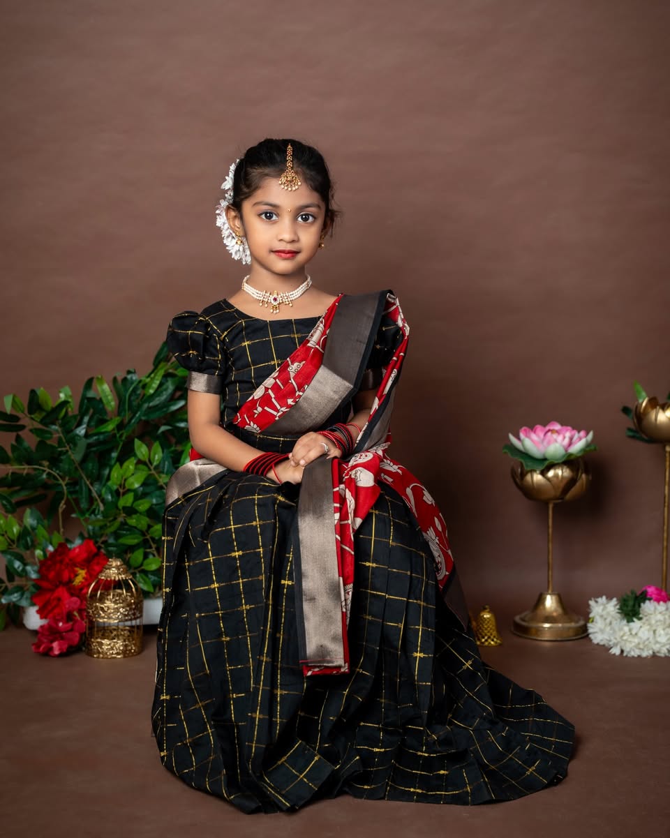 NEELAMBARI – Premium Raw Silk Checked Paavadai Sattai paired with a stunning Kalamkari duppatta with Hipbelt