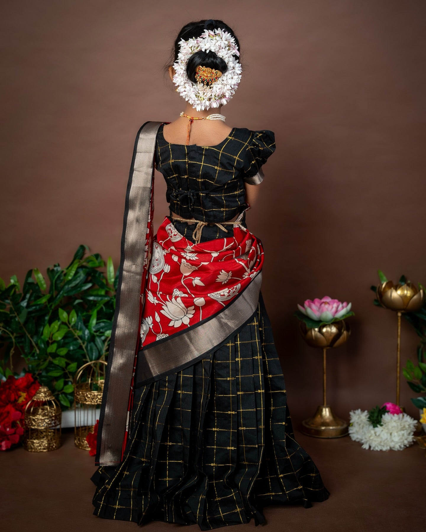 NEELAMBARI – Premium Raw Silk Checked Paavadai Sattai paired with a stunning Kalamkari duppatta with Hipbelt