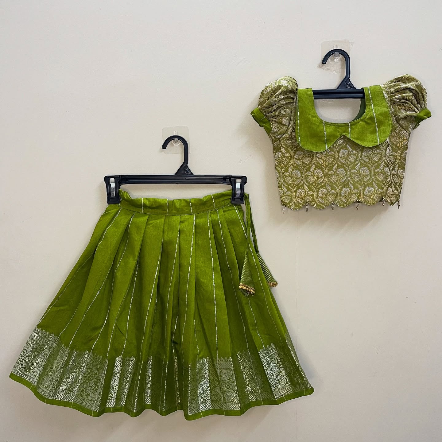 Royal festive look with this exquisite Olive Green Pattu Paavadai Sattai