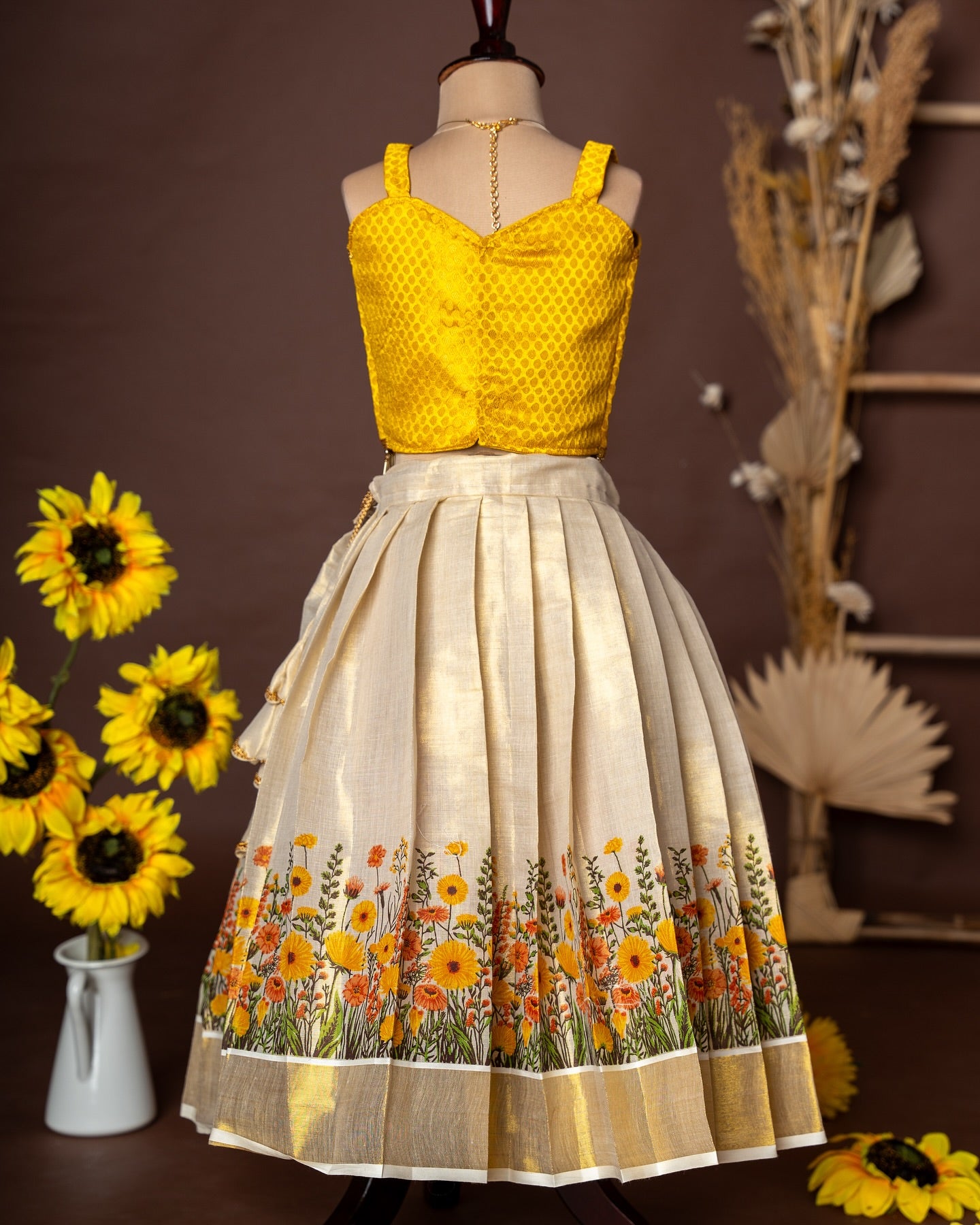 Yellow Brocade Silk Top and Traditional Floral Motifs Kasavu Skirt – Minmini Onam Collections